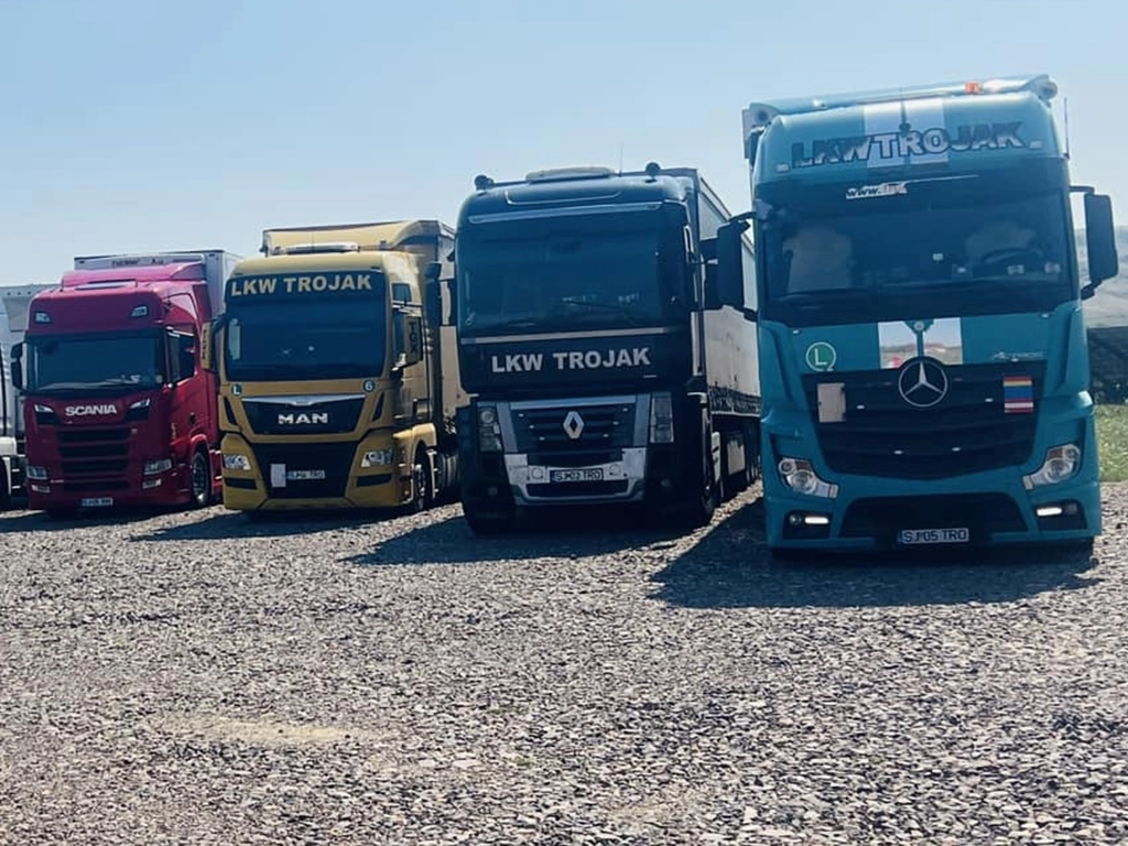 camioanele firmei lkw trojak la parcarea de la garajul firmei