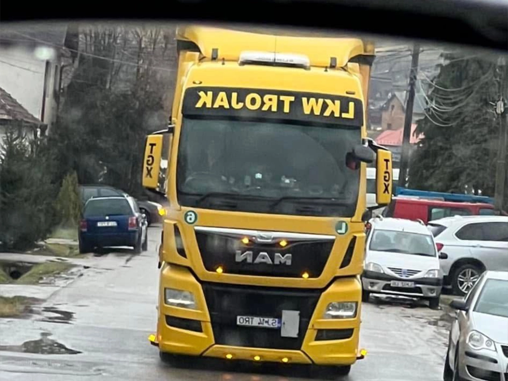 camion Man fotografiat în oglindă