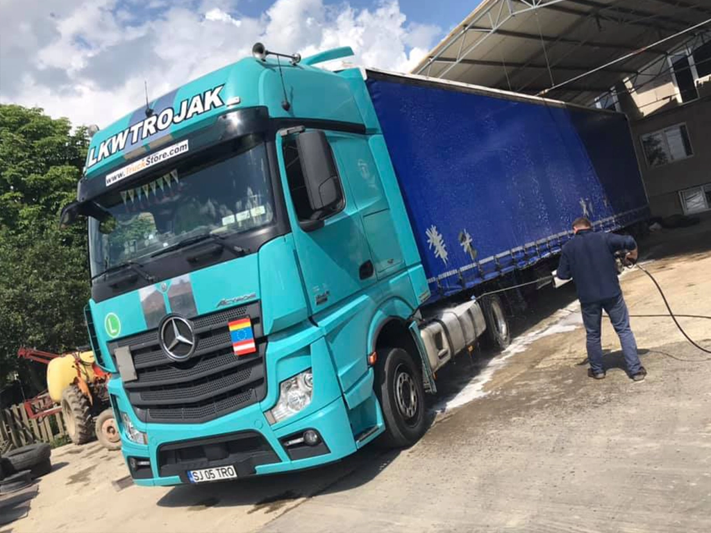 camion al firmei lkw trojak la spălătorie