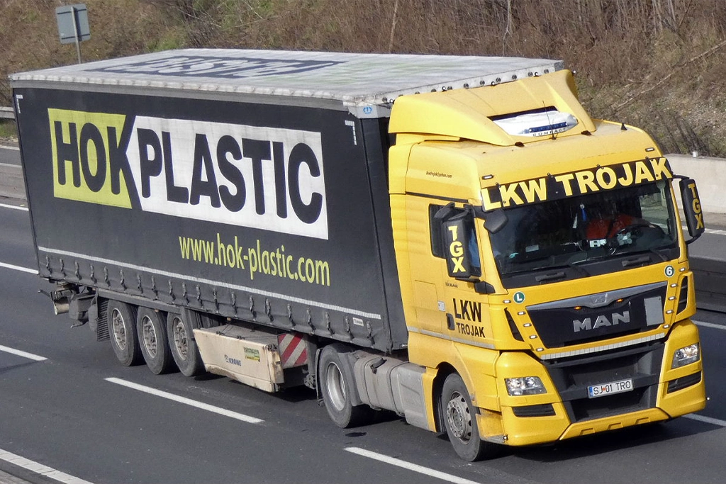 camion Man al firmei lkw trojak pe autostradă